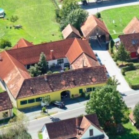 Ferienwohnungen Und Appartements Im Idyllischen Vierkanthof, Gruppenurlaube Fürstenfeld エクステリア 写真